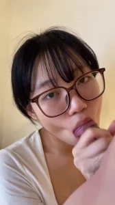 沉浸式体验高质量眼镜妹口交独龙颜射吃精