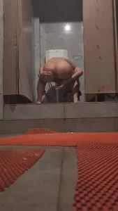 泳池公厕露出自慰射精